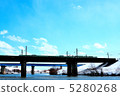 河，橋樑和天空 5280268