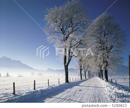 A row of drifting ice A row of drifting ice 5280621