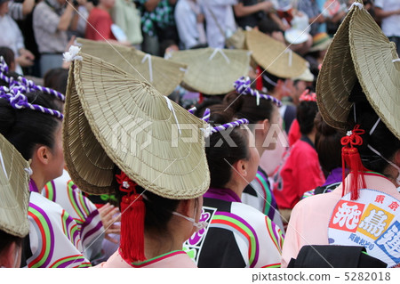 婦女在阿波大通等待準備 婦女在阿波大通等待準備 5282018