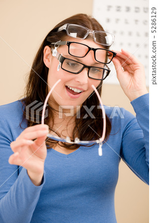 Optician client choose prescription glasses 5286129