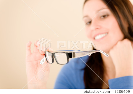 Optician client choose prescription glasses 5286409