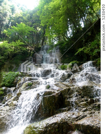 岐阜縣Kujaku瀑布秋天在岐阜Prf命名Kujaku。 5288450