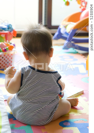 Baby playing facing backwards Baby playing facing backwards 5288904