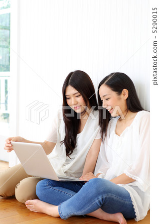 使用便攜式計算機的兩個女孩 5290015