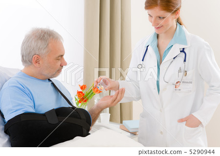 Hospital - female doctor give pill patient Hospital - female doctor give pill patient 5290944
