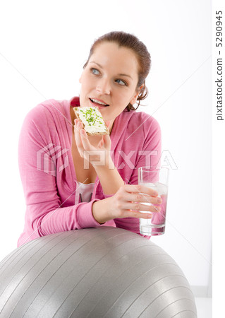 Fitness woman relax glass water snack sportive Fitness woman relax glass water snack sportive 5290945