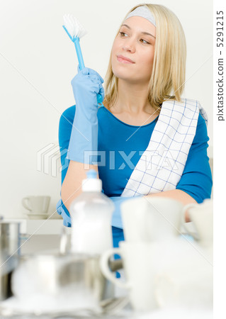 Modern kitchen - happy woman washing dishes 5291215