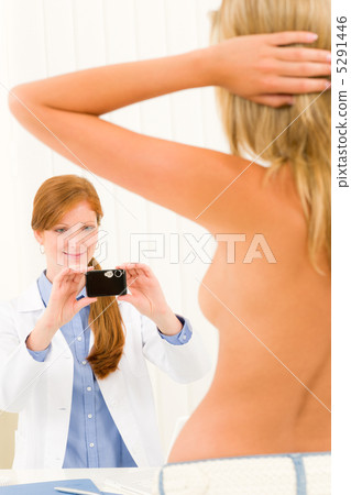 Plastic surgery female doctor shoot patient breast 5291446