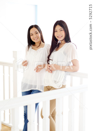 2 girls 2 girls 5292715