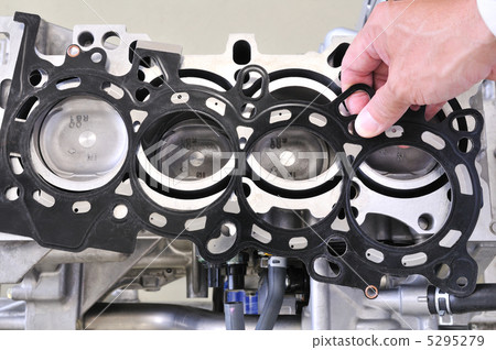 Maintenance of automobile engine 5295279