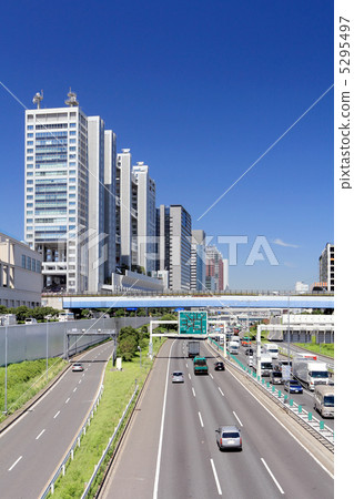 The capital high speed coastal line and the building group of Odaiba 5295497