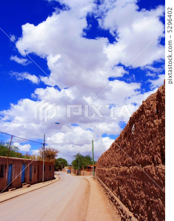 Adobe的方式和藍天 Adobe的方式和藍天 5296402