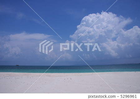 漂浮在藍色海的冰雲彩 漂浮在藍色海的冰雲彩 5296961
