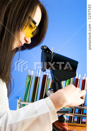 Woman scientist working in the lab 5297585