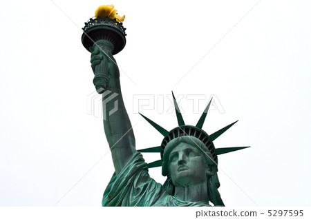 the statue of Liberty  5297595