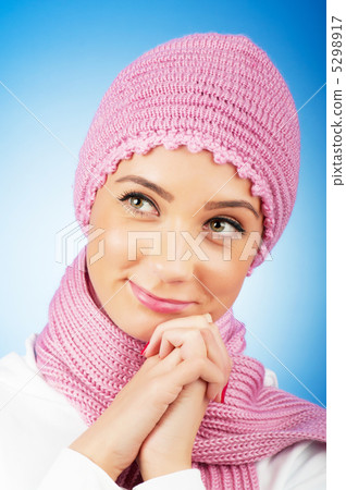 Nice looking woman in the warm clothing Nice looking woman in the warm clothing 5298917