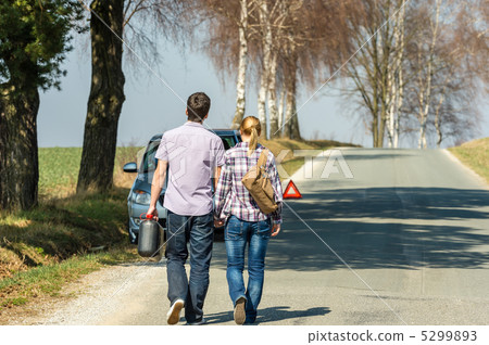 Fill up petrol couple with car trouble 5299893