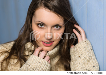 Smiling winter brunette woman in beige sweater Smiling winter brunette woman in beige sweater 5300001