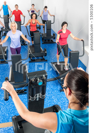 Fitness instructor leading treadmill running class 5300106