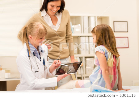 Pediatrician point at x-ray girl broken leg 5301115