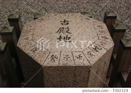 Oriented stones (Monkey Tabu Shrine / Ueshi Kamata Ise City Mie Prefecture) 5302329