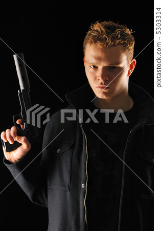 Man with gun 5303314