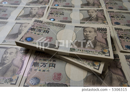 A bundle of bills 5306315