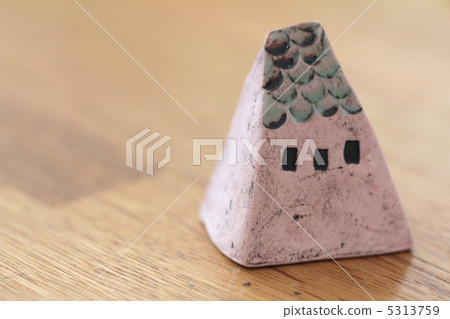 Ceramic house miniature - Living image 5313759