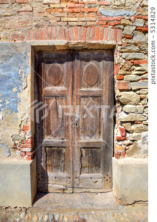 Old wooden door. Serralunga D'Alba, Italy. Old wooden door. Serralunga D'Alba, Italy. 5314829