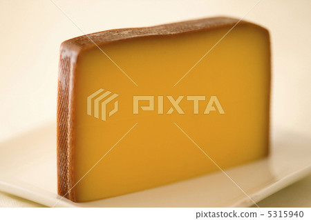 Golden smoked cheese 5315940