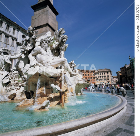 河的噴泉在納沃納廣場 5320705