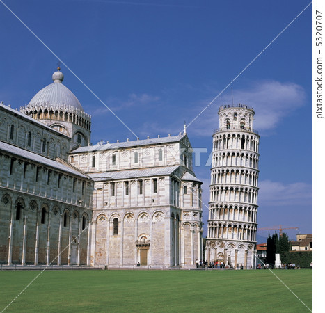 河的噴泉在納沃納廣場 5320707