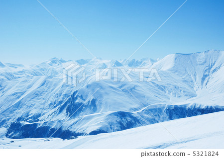 Winter mountains on a bright sunny day Winter mountains on a bright sunny day 5321824