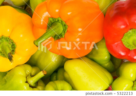 Bell peppers arranged at the market stand Bell peppers arranged at the market stand 5322213
