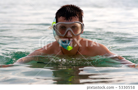 The man in the sea in a mask 5330558