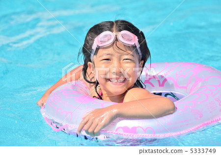 Girls who enjoy playing in the pool Girls who enjoy playing in the pool 5333749