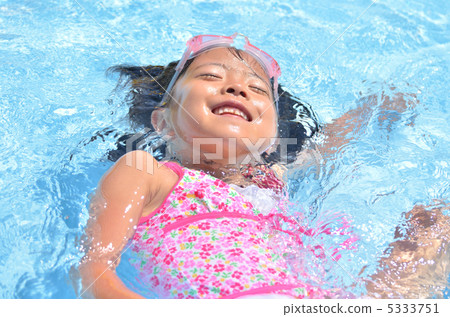 一個游泳的女孩在游泳池感覺很舒服 5333751