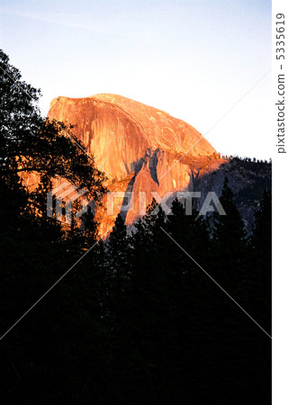 優勝美地國家公園半圓頂的日落 優勝美地國家公園半圓頂的日落 5335619