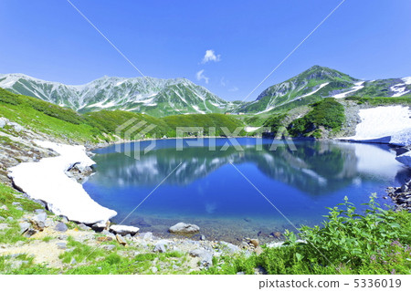 一個夏天的山,其月亮在池塘中反映出來 一個夏天的山,其月亮在池塘中反映出來 5336019