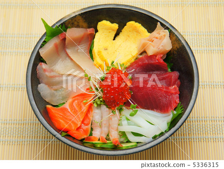 Bowl of rice topped with sashimi  5336315