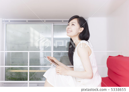 使用平板電腦的女人 使用平板電腦的女人 5338655
