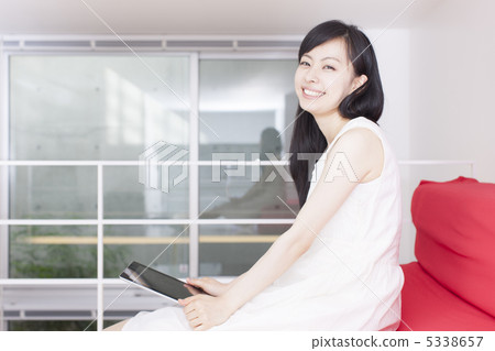 使用平板電腦的女人 使用平板電腦的女人 5338657