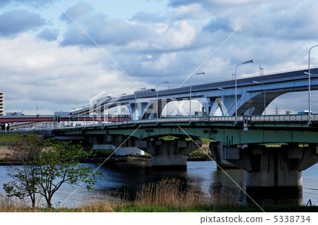 支柱襯板穿過扇形橋和荒川的川原 5338734