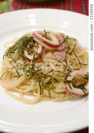 Spaghetti with cod and squid 5338948