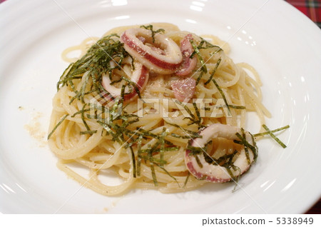 Spaghetti with cod and squid 5338949