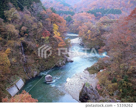 Autumn in the valley 5339262