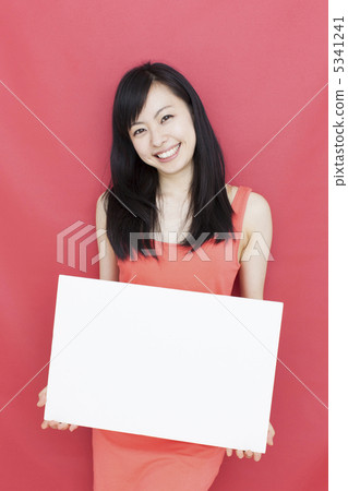 有留言簿的一名婦女 5341241