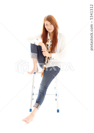 坐在膝蓋的一個少婦站立在活梯 坐在膝蓋的一個少婦站立在活梯 5341312