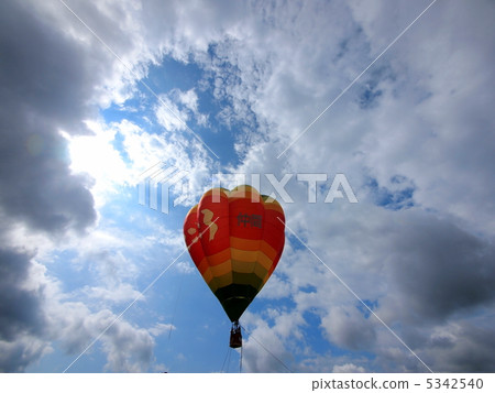 在夏天天空的氣球 5342540