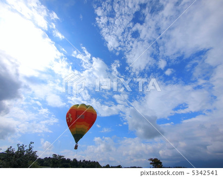在夏天天空的氣球 5342541